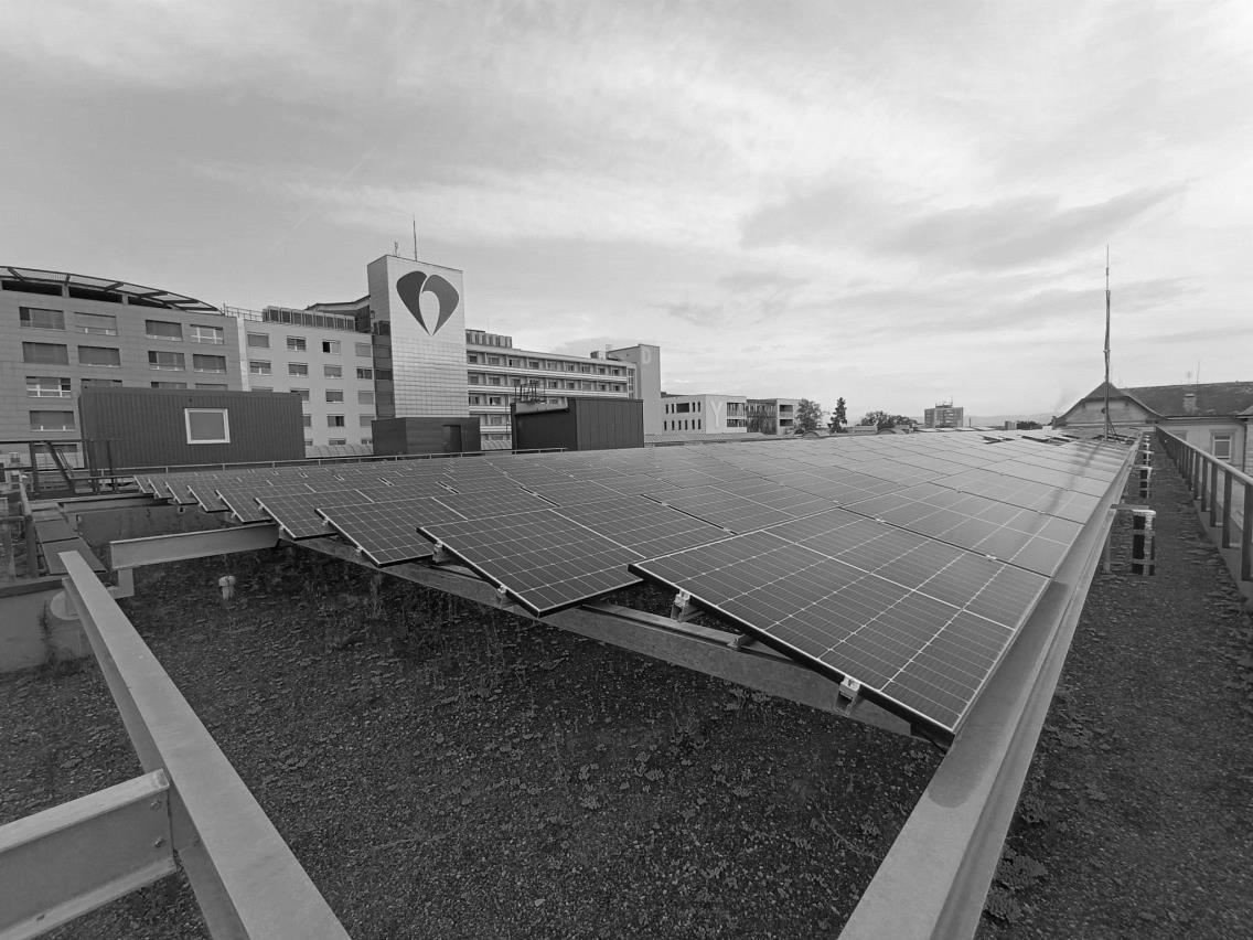 Fakultná nemocnica Olomouc – Dodávka a inštalácia fotovoltaického systému vrátane AC/DC časti a dispečerského riadenia