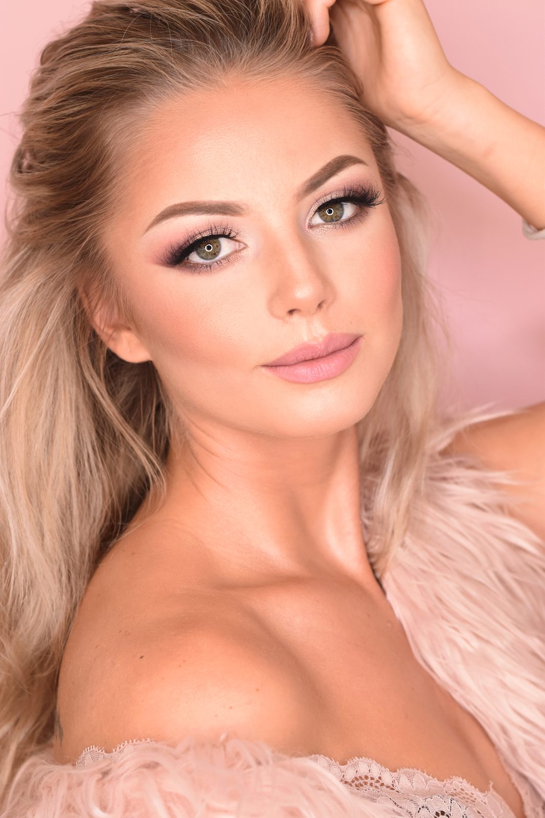 Modelka s make-upem v růžových tónech