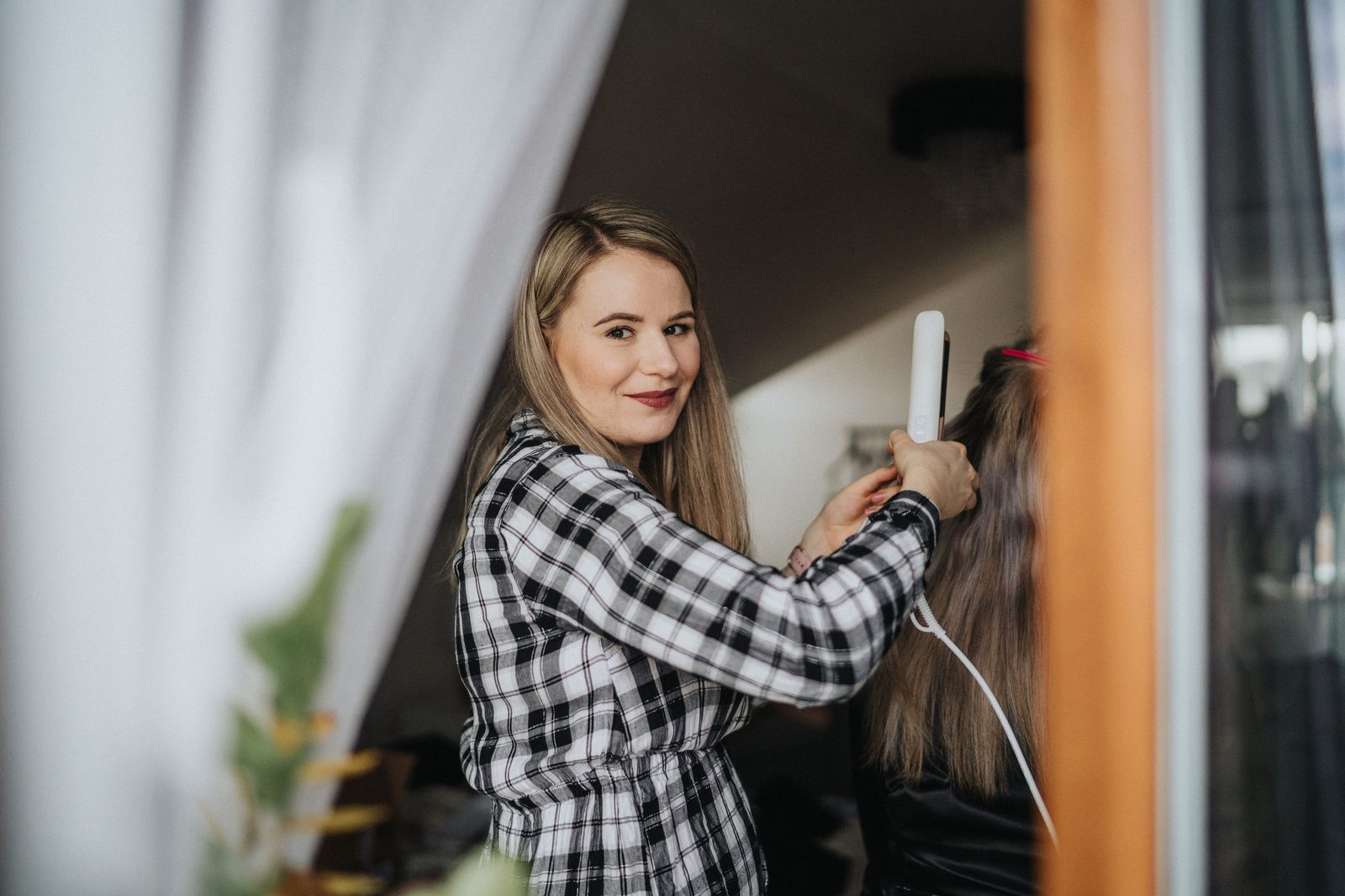 Martina při úpravě účesu klientky