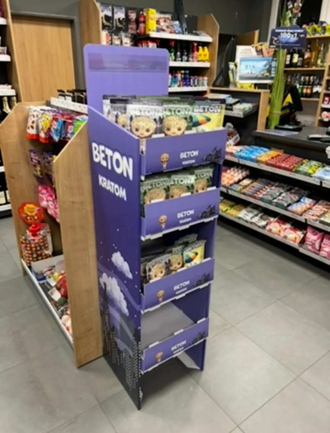 Fialový stojan Beton v prodejně