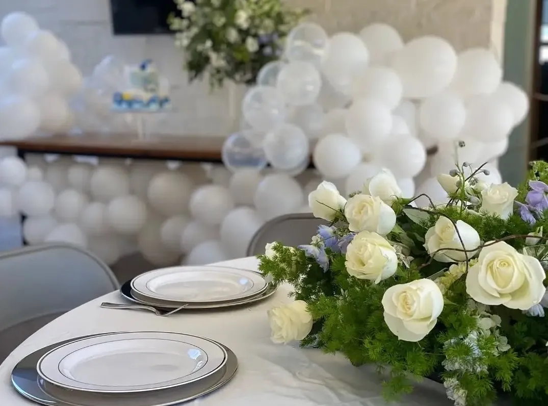 Mesa con rosas blancas y vajilla para un evento en Monterrey