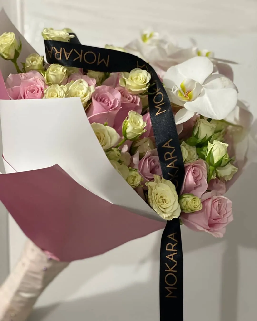 Ramo con orquídea blanca y listón negro de Mokara