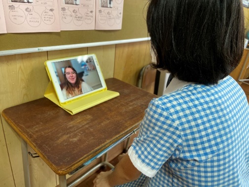 Stylized illustration of people meeting over a laptop during an online English session