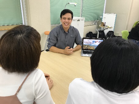 An English Rangers intern leading an online conversation session