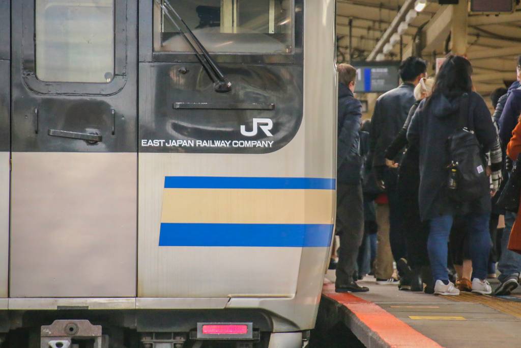 Jr train at station