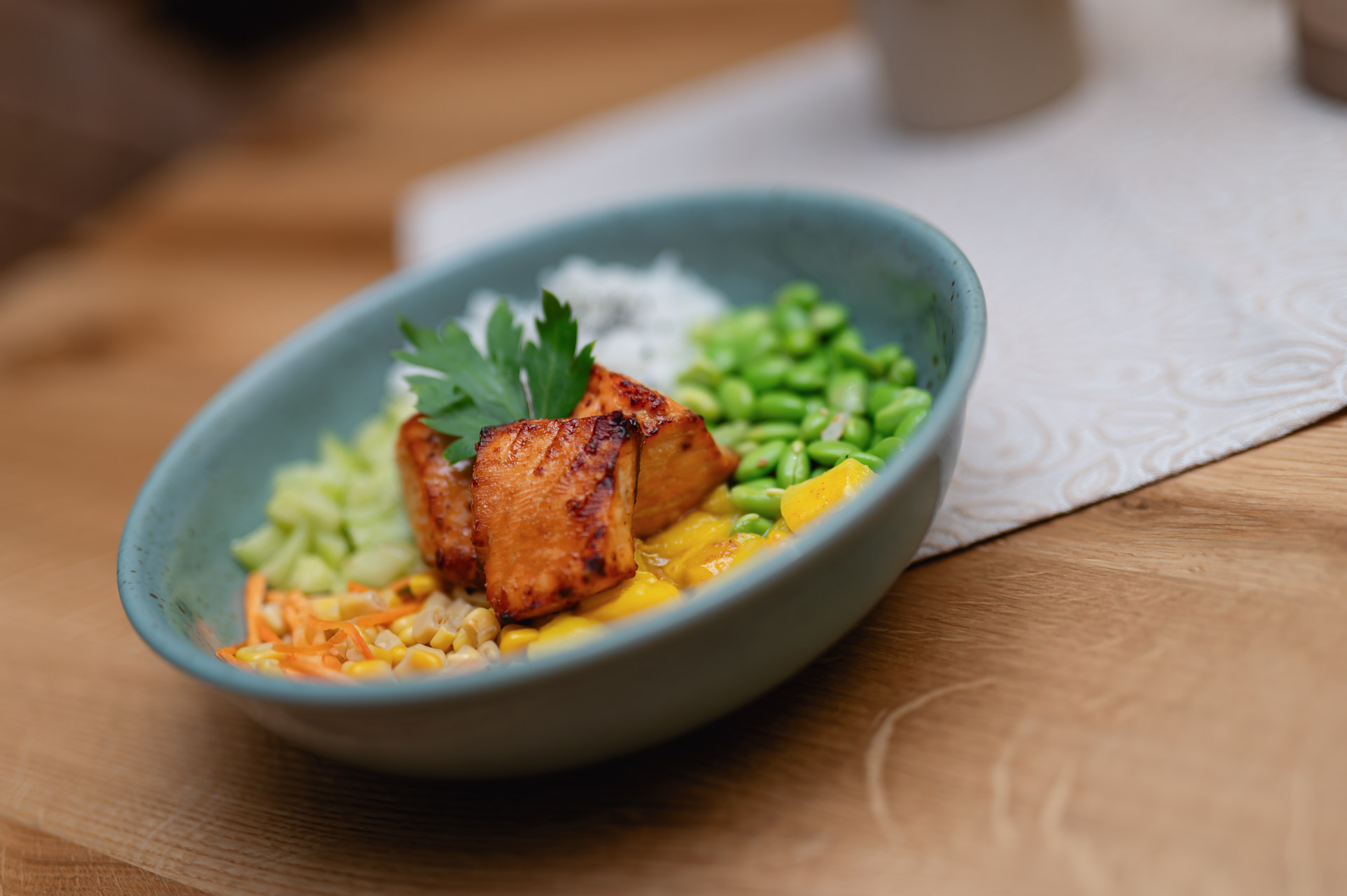 Poke bowl s lososom