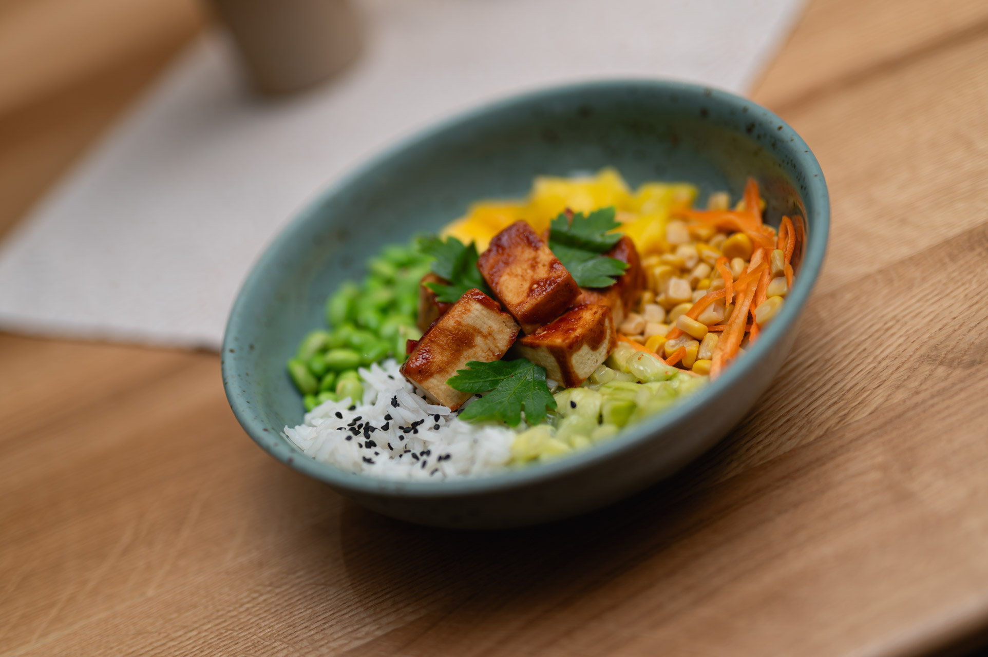 Poke bowl s marinovaným tofu