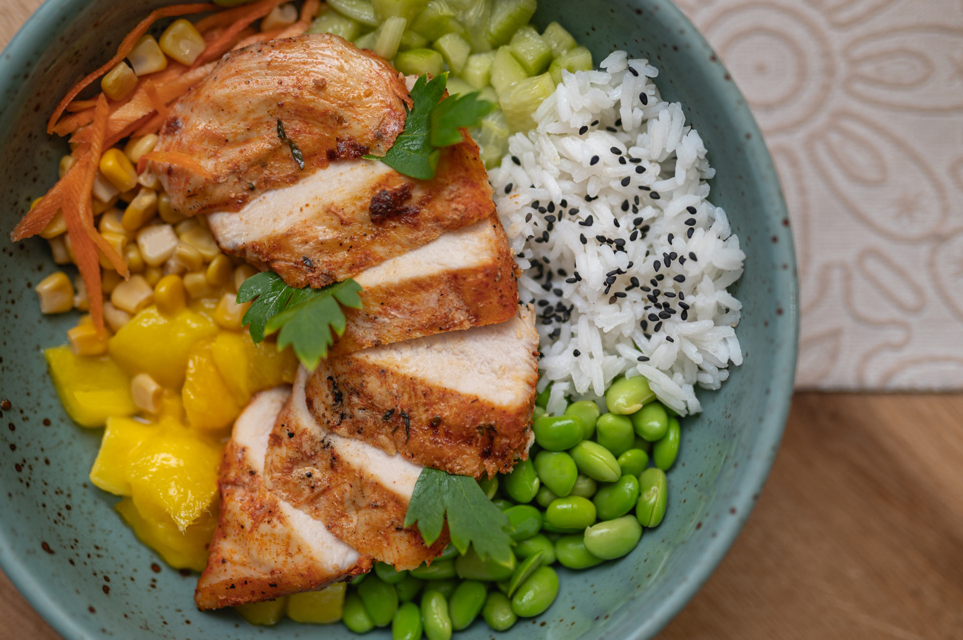Poke bowl s kuracím mäsom