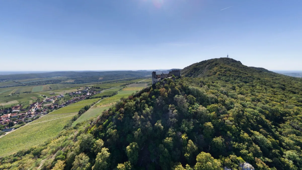 Děvičky – zřícenina královského hradu nad Pavlovem