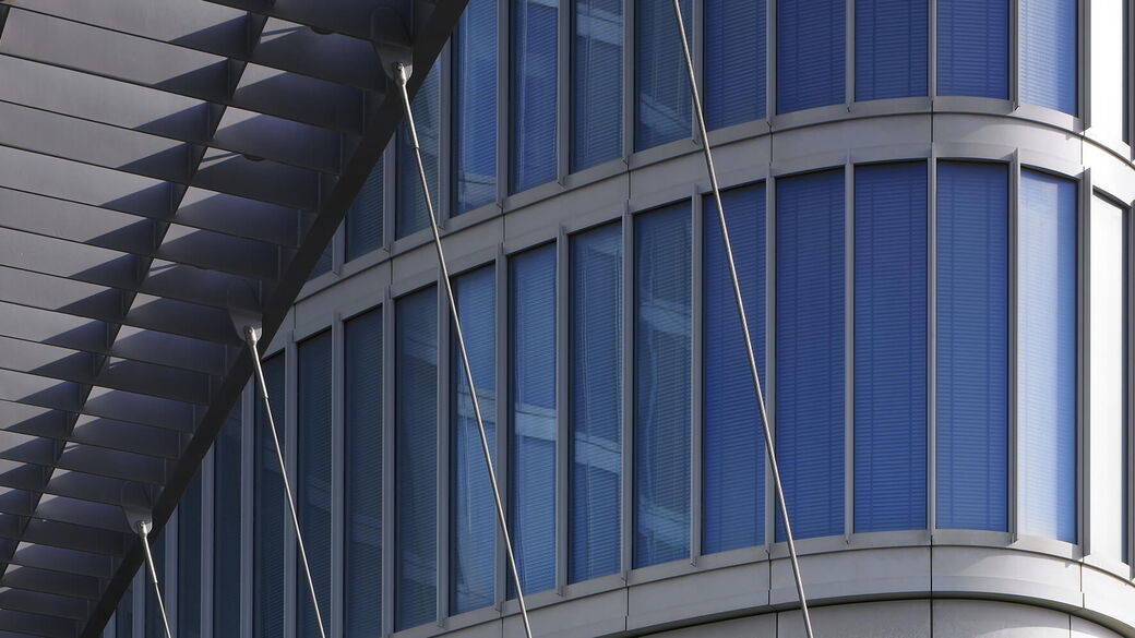 slanke rustfrie wires under glasatriumiets tagkonstruktion