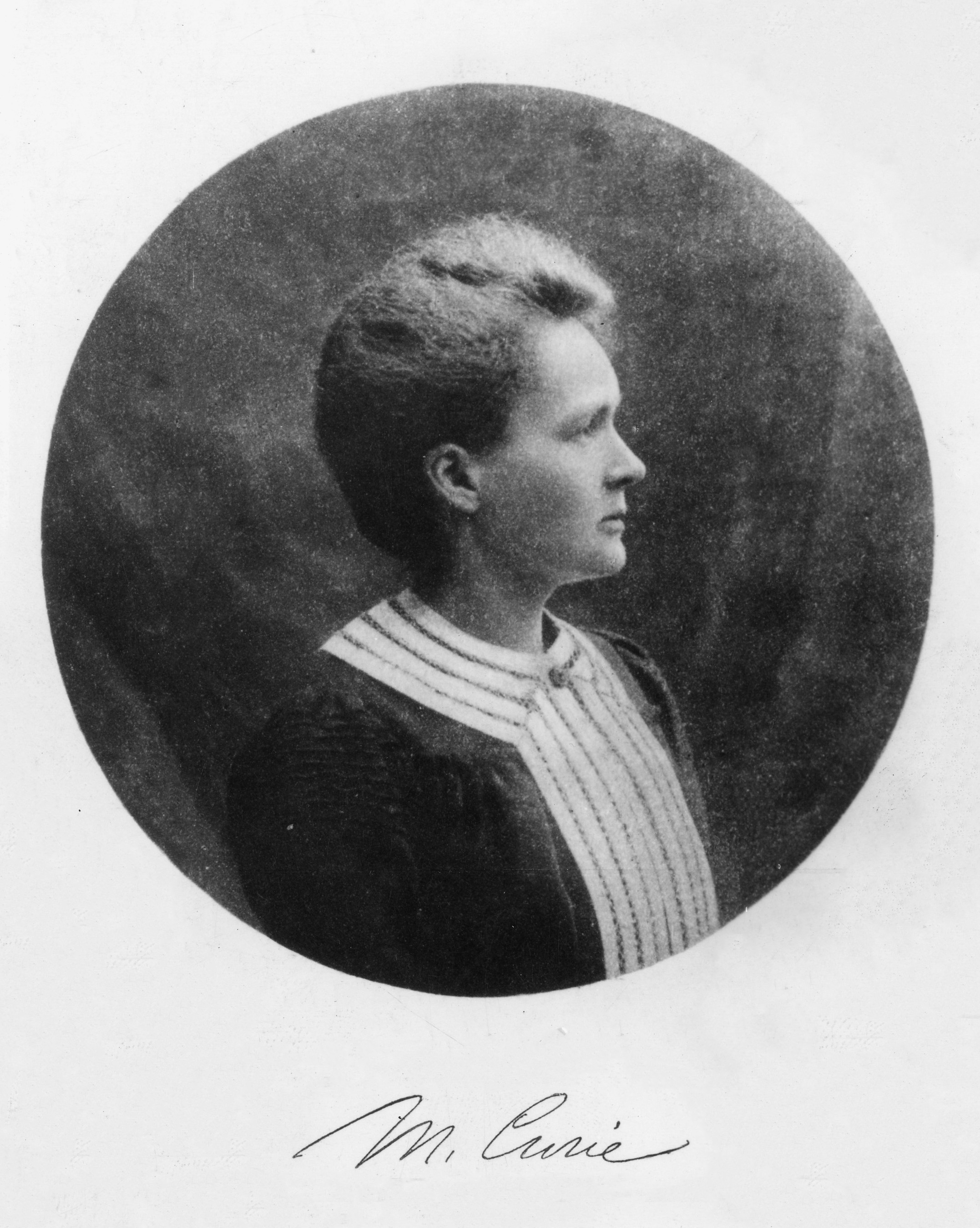 Historisk portræt af Marie Curie i mørk kjole, fra ca. 1903