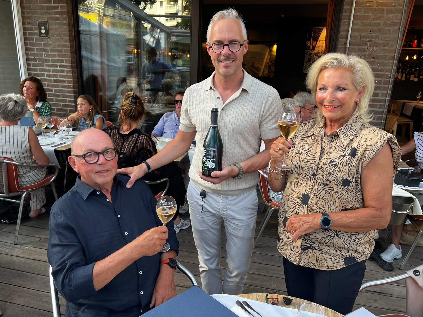 Een stille hoek van het terras met verse bloemen