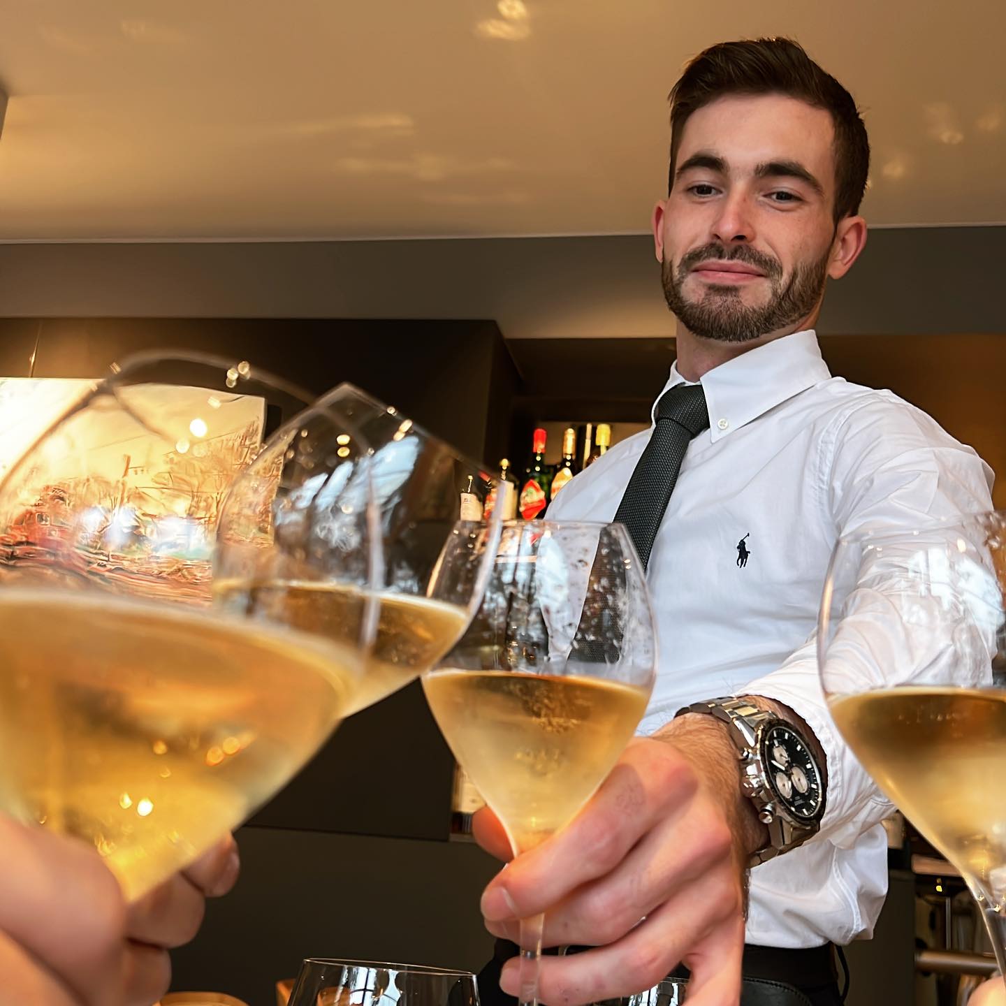 Happy birthday @giannistassyns: proosten met witte wijn aan de bar