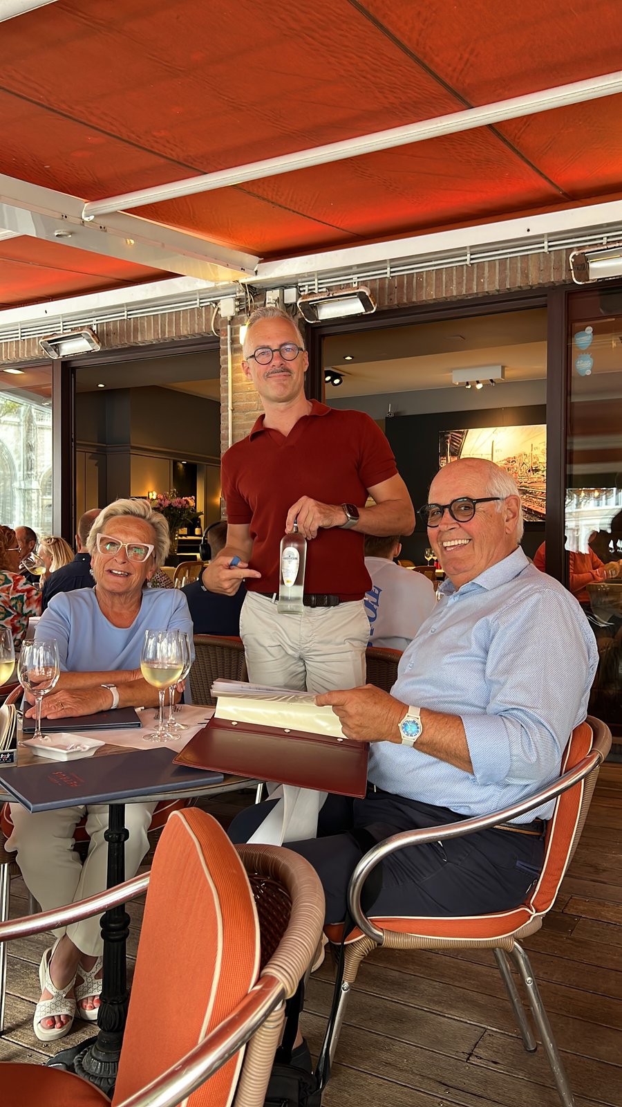 De houten terrasbar met krukken en kaarslicht