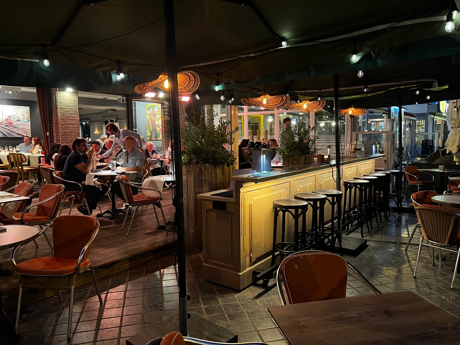 Vaste klanten met een glas wijn aan het terras