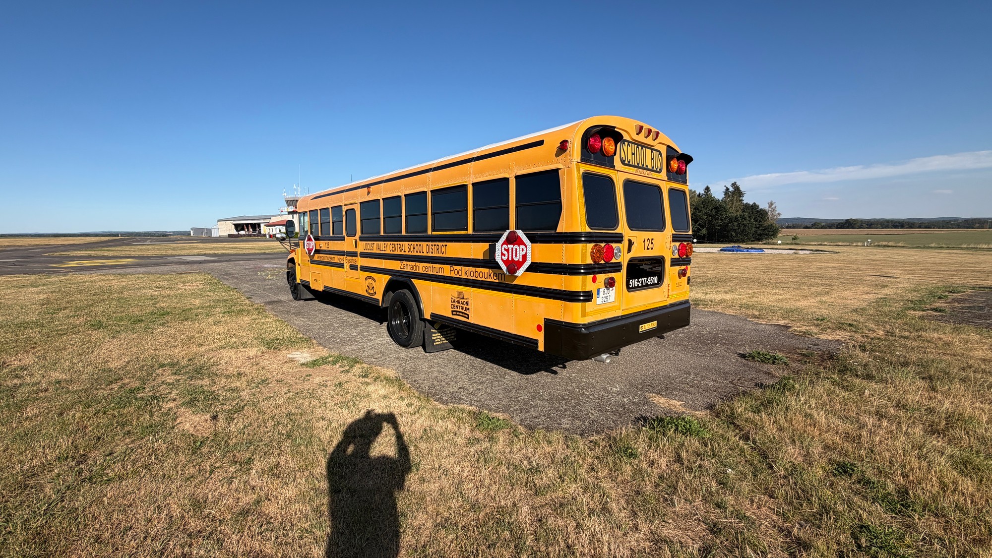 Zadní pohled na bus s nápisem Locust Valley Central School District