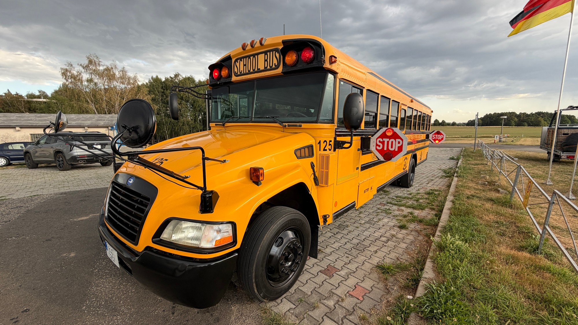 Přední pohled na americký žlutý školní bus Blue Bird Vision