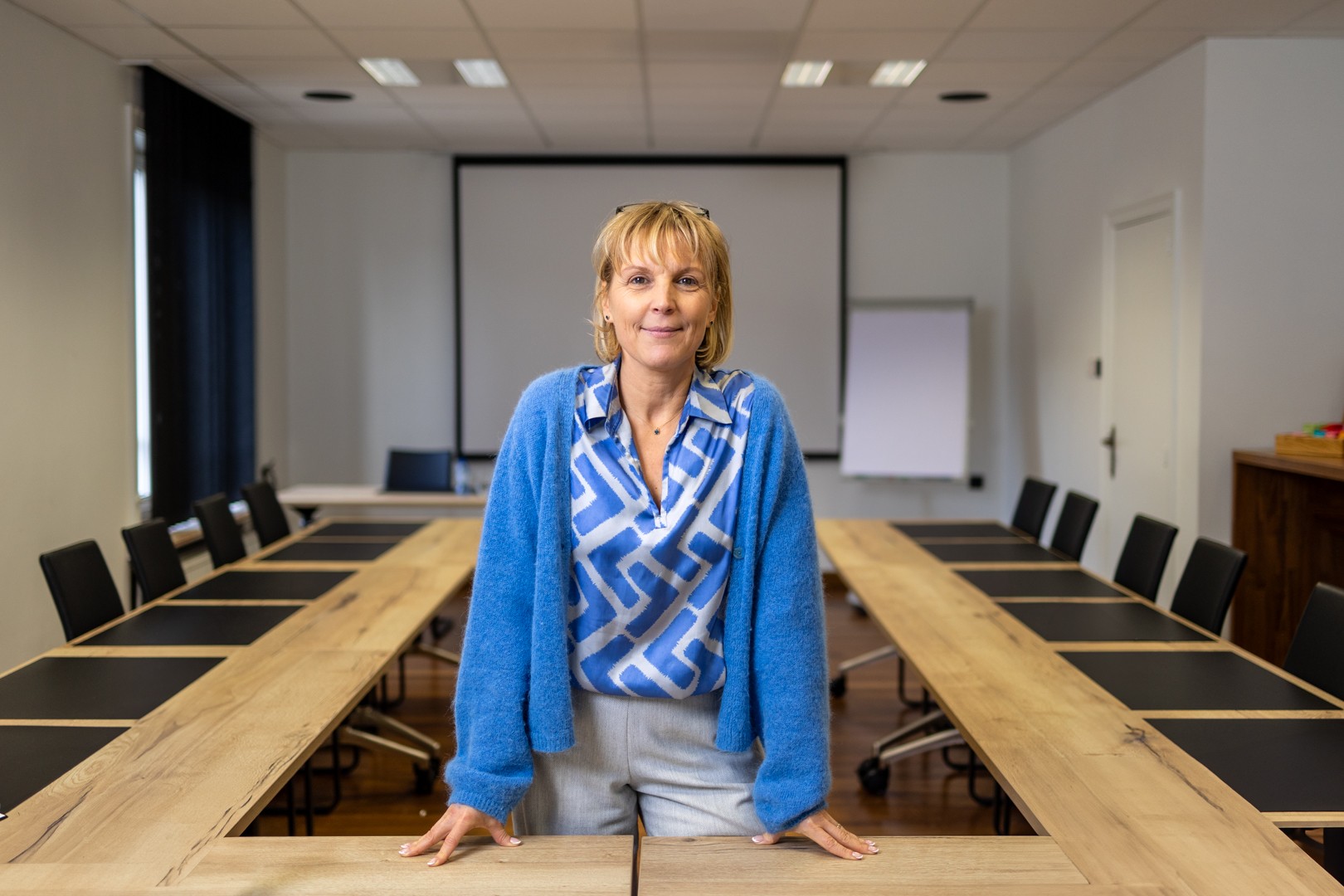 Ingeborg Maes in a meeting room, discussing how to lead change