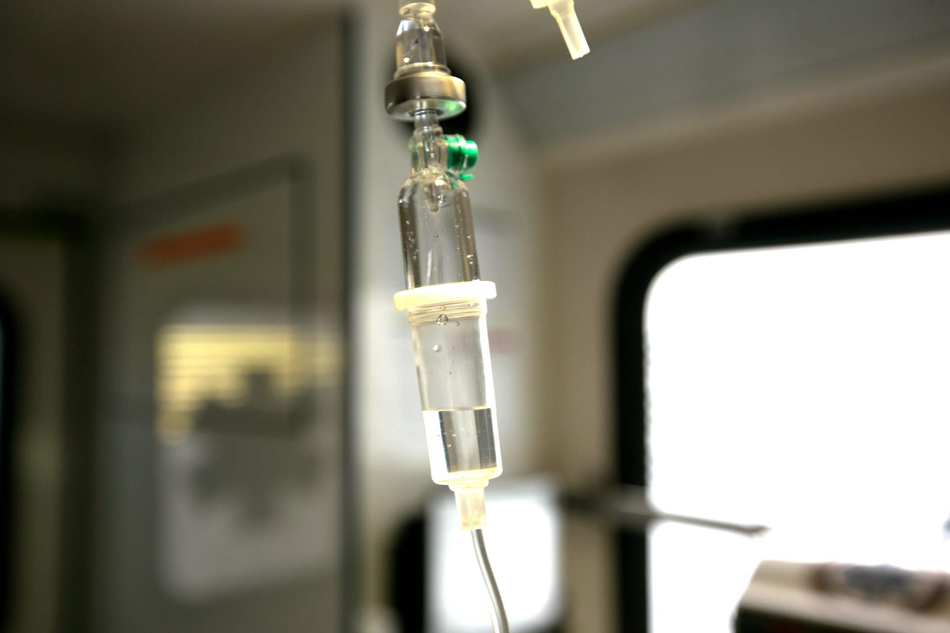 Posádka Maventis při přípravě infuze během převozu