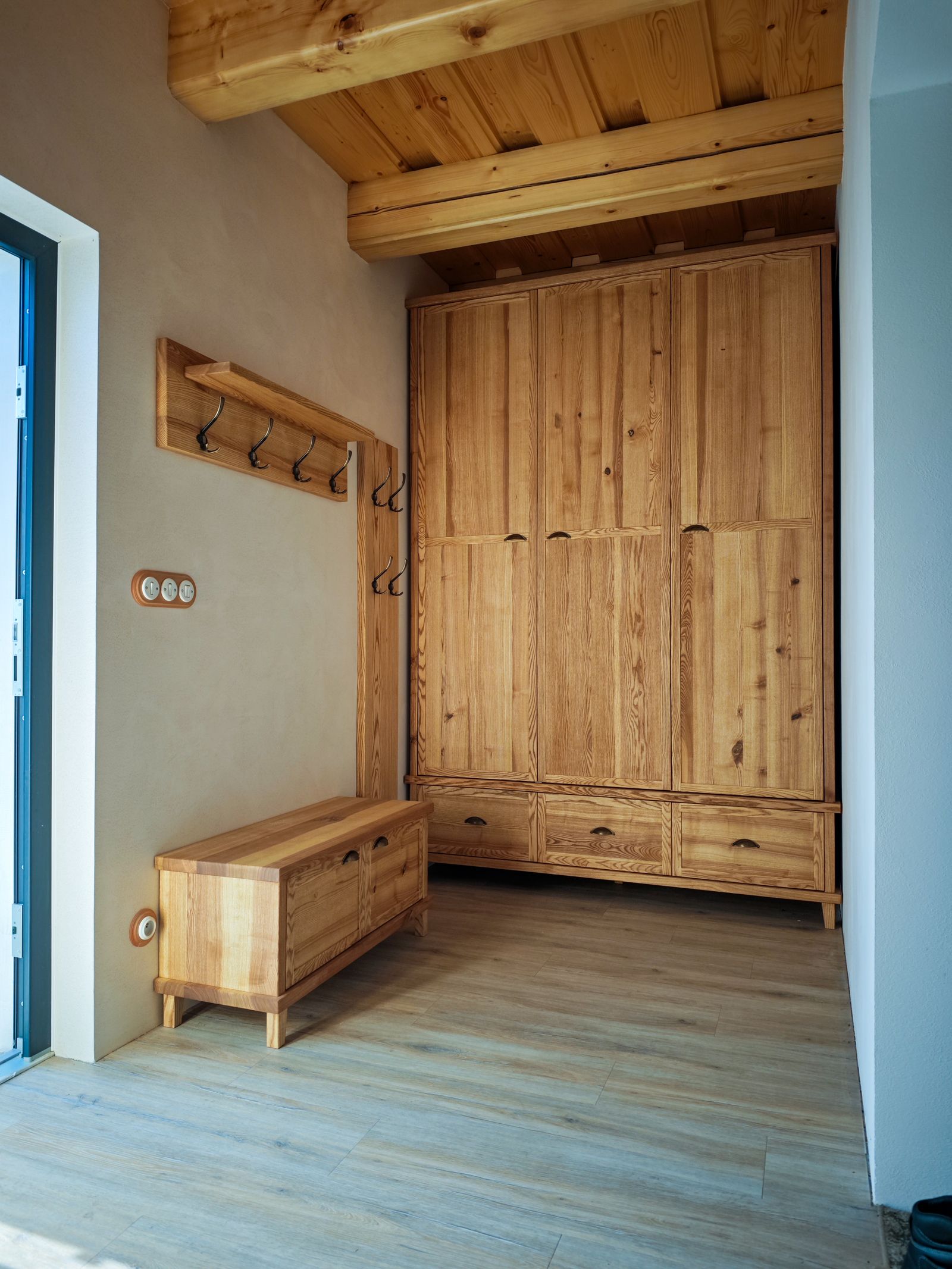 Detail skříně a botníku z jasanu — zlatavý tón dekoračního vosku Osmo