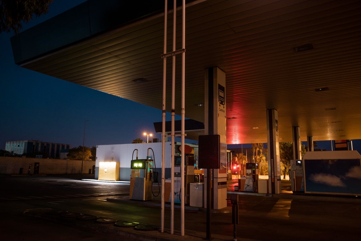 Estación de servicio iluminada al anochecer