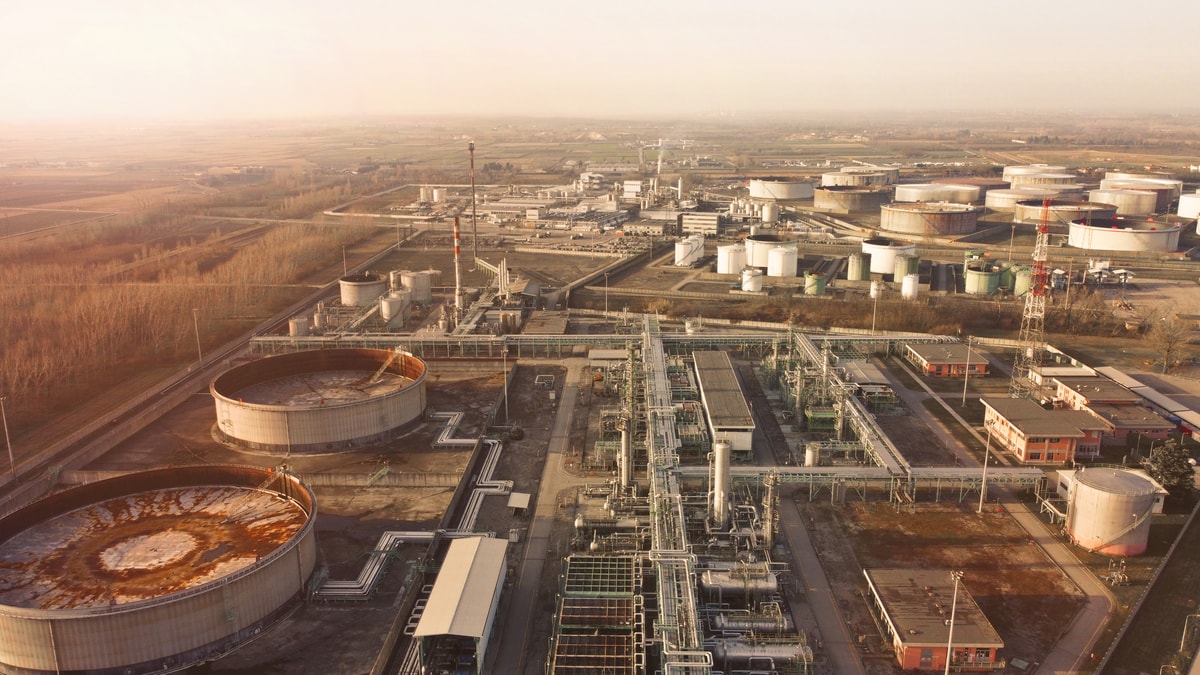 Vista aérea de instalaciones de almacenamiento y distribución de hidrocarburos