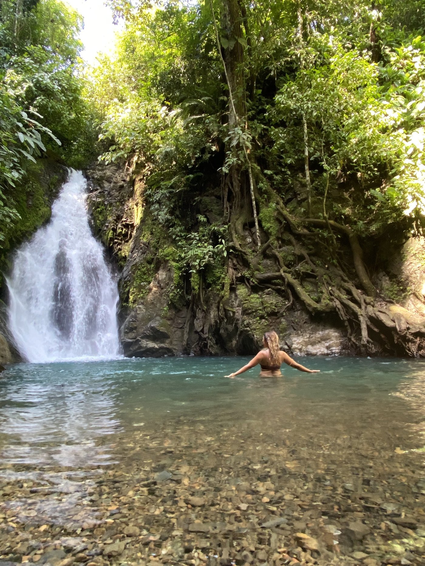 Baignade au pied d'une cascade cachée