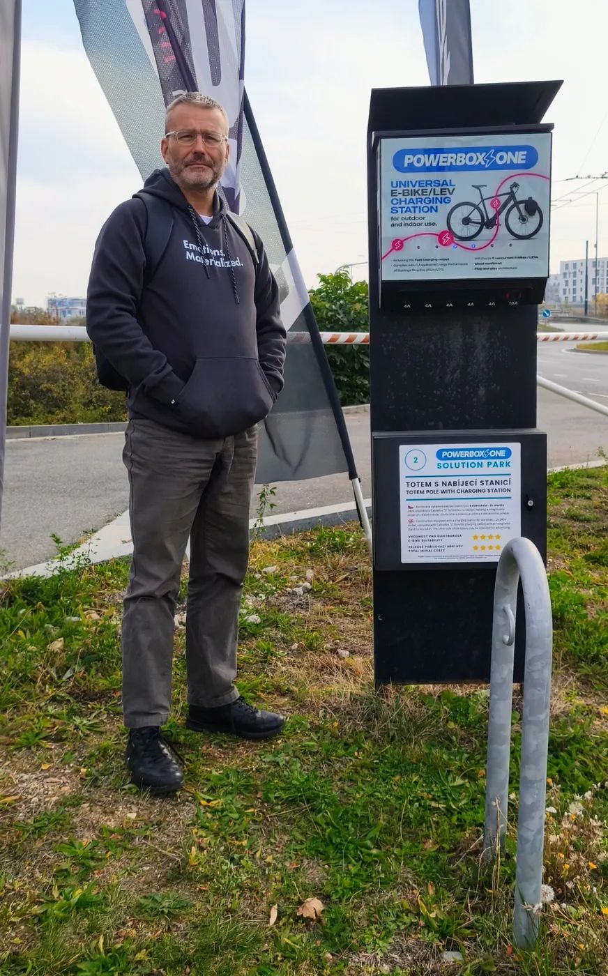Jakub Ditrich u totemu s nabíjecí stanicí Powerbox.ONE