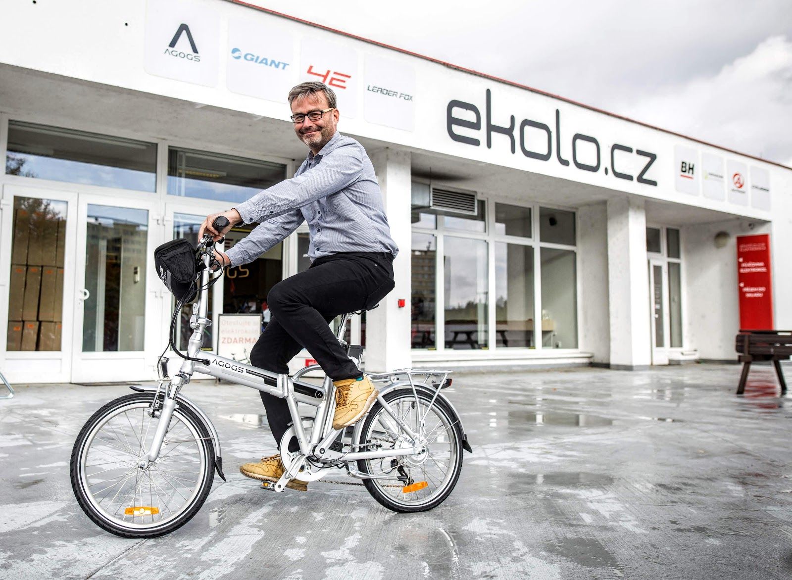 Jakub Ditrich na skládacím elektrokole AGOGS