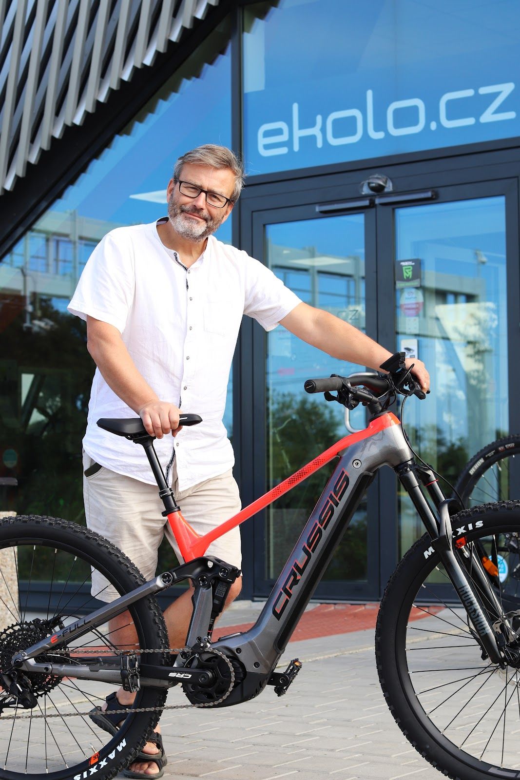 Jakub Ditrich s elektrokolem před showroomem ekolo.cz