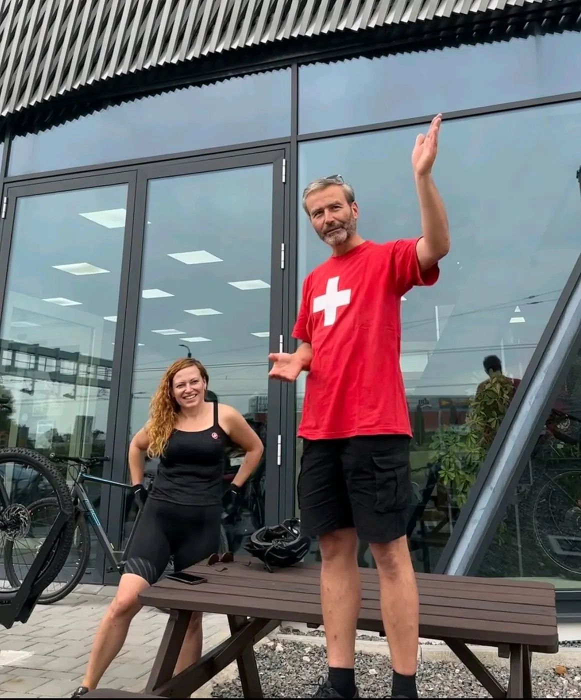 Jakub Ditrich ve švýcarském tričku před showroomem ekolo.cz