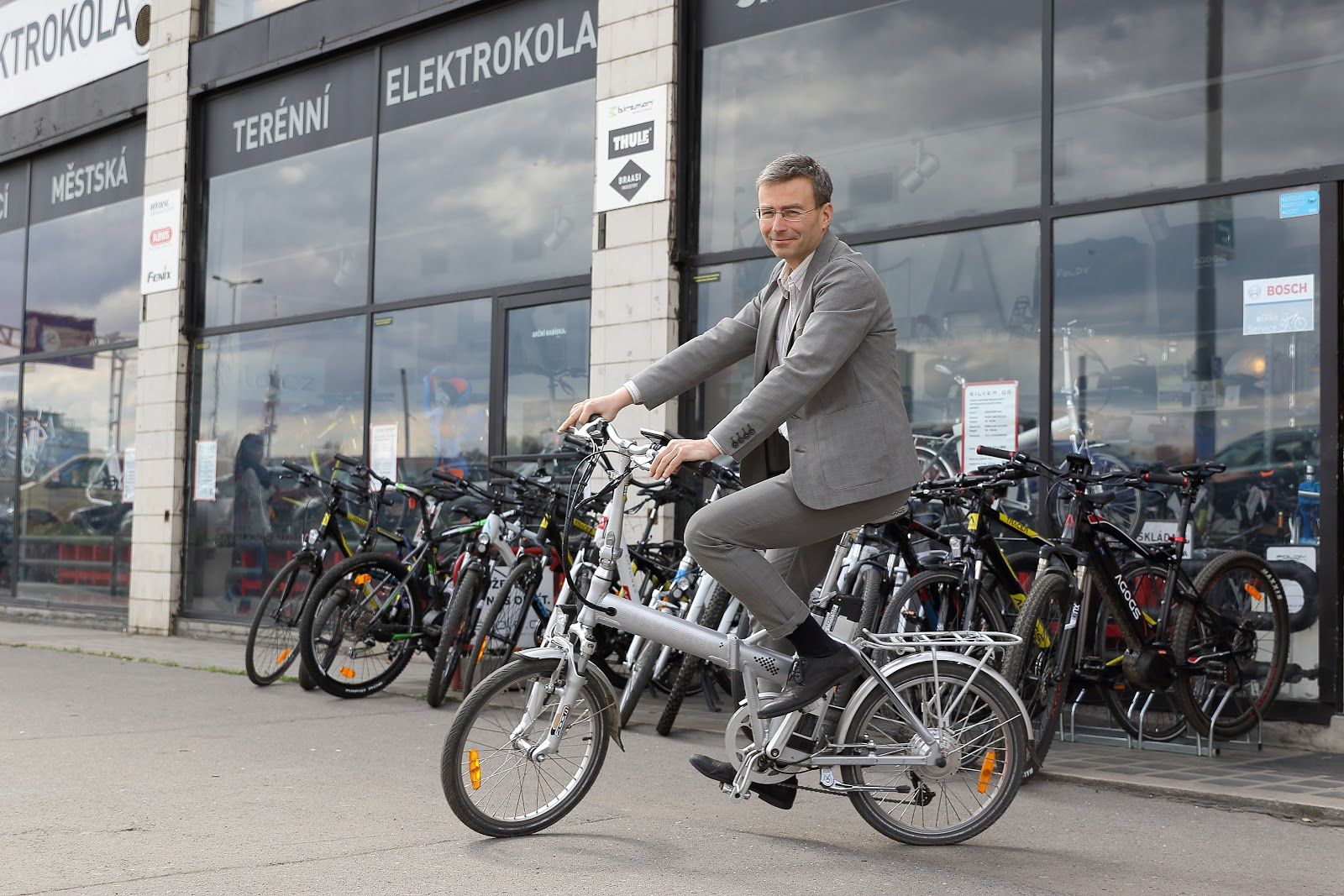 Jakub Ditrich na elektrokole před prodejnou ekolo.cz