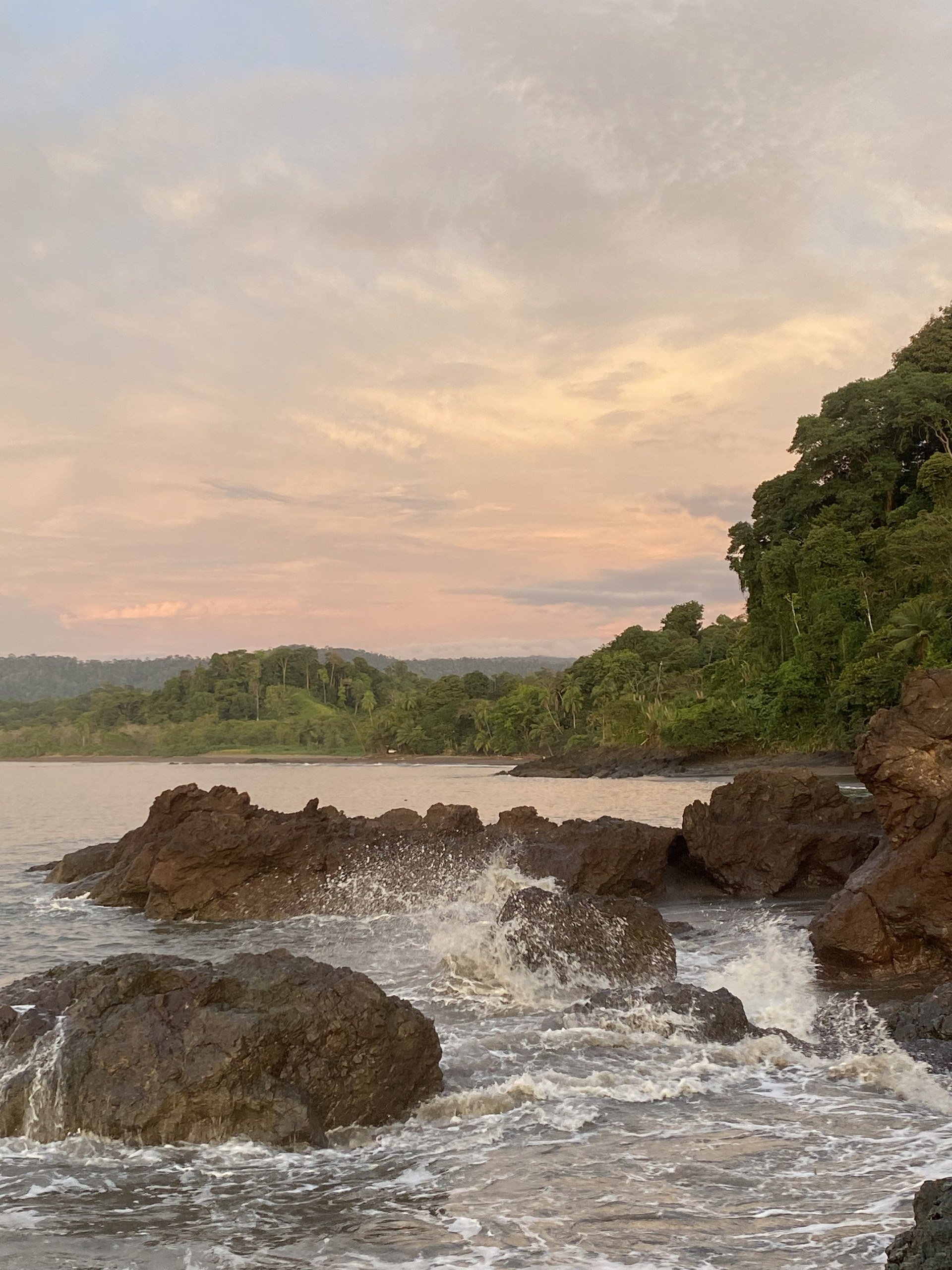 Coucher de soleil sur la côte rocheuse près d’Uvita