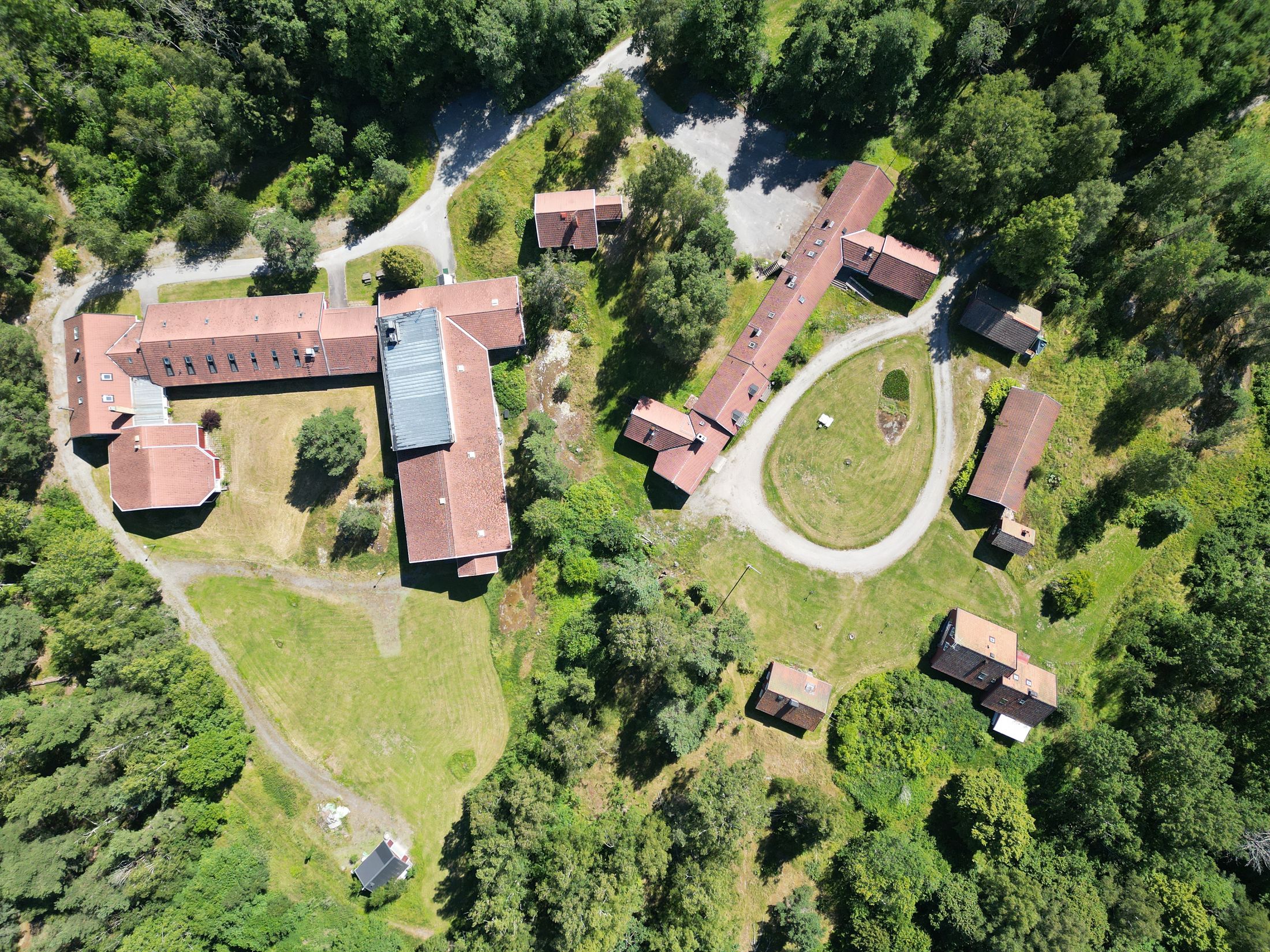 Ladvik rakt uppifrån med husen i skogen
