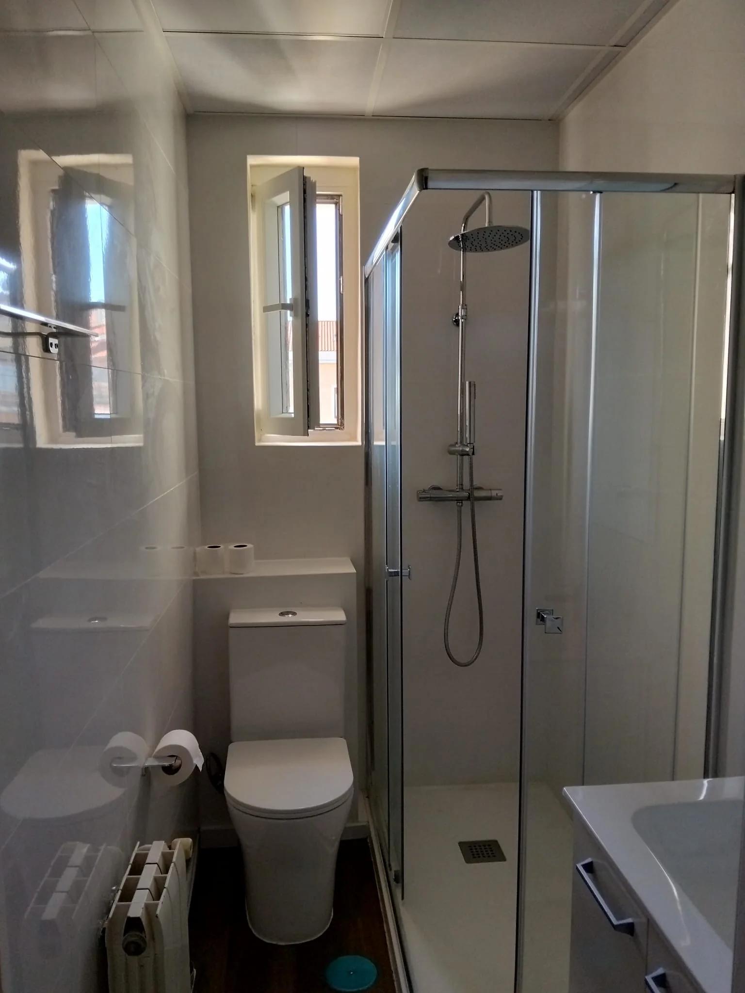 Baño compartido con ducha en el apartamento del Colegio Mayor San Juan Evangelista