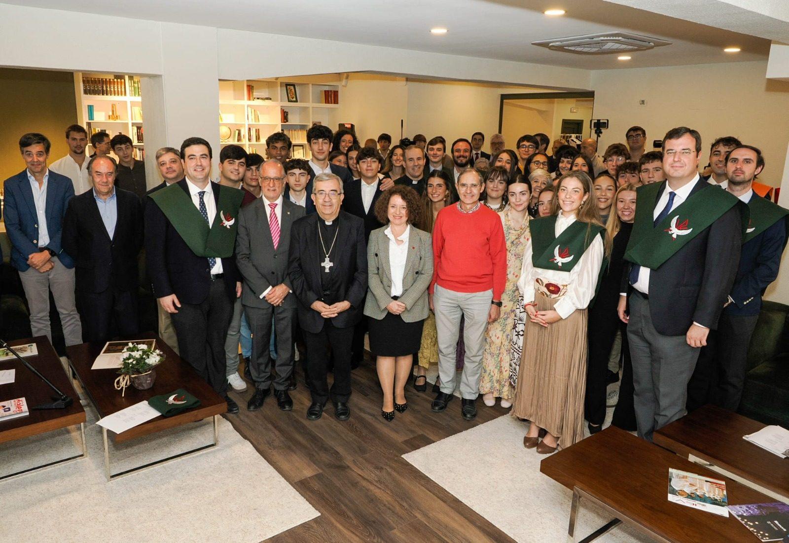 Foto de familia con autoridades, colegiales e invitados en la apertura del curso