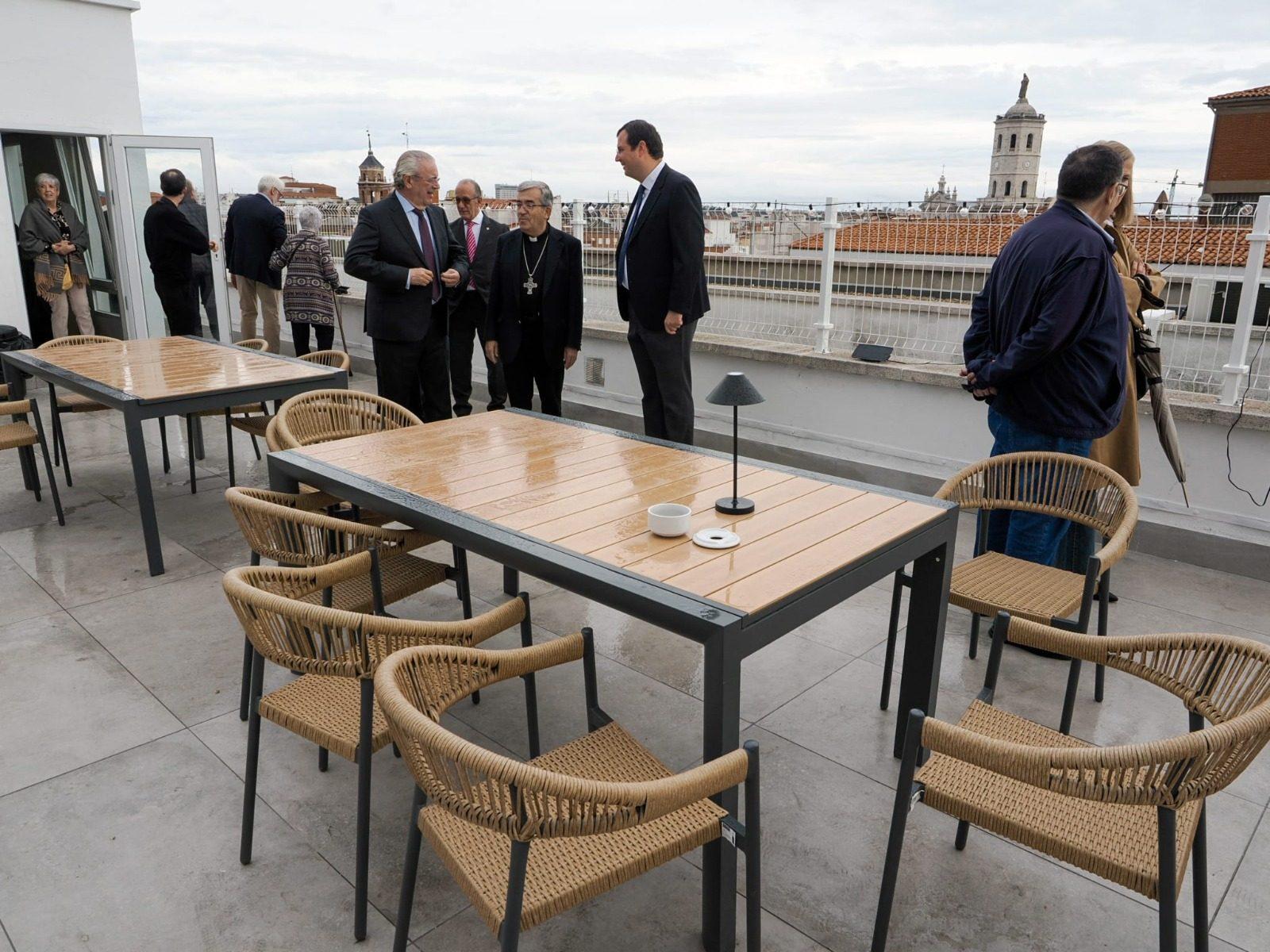 Invitados en la terraza del Colegio Mayor
