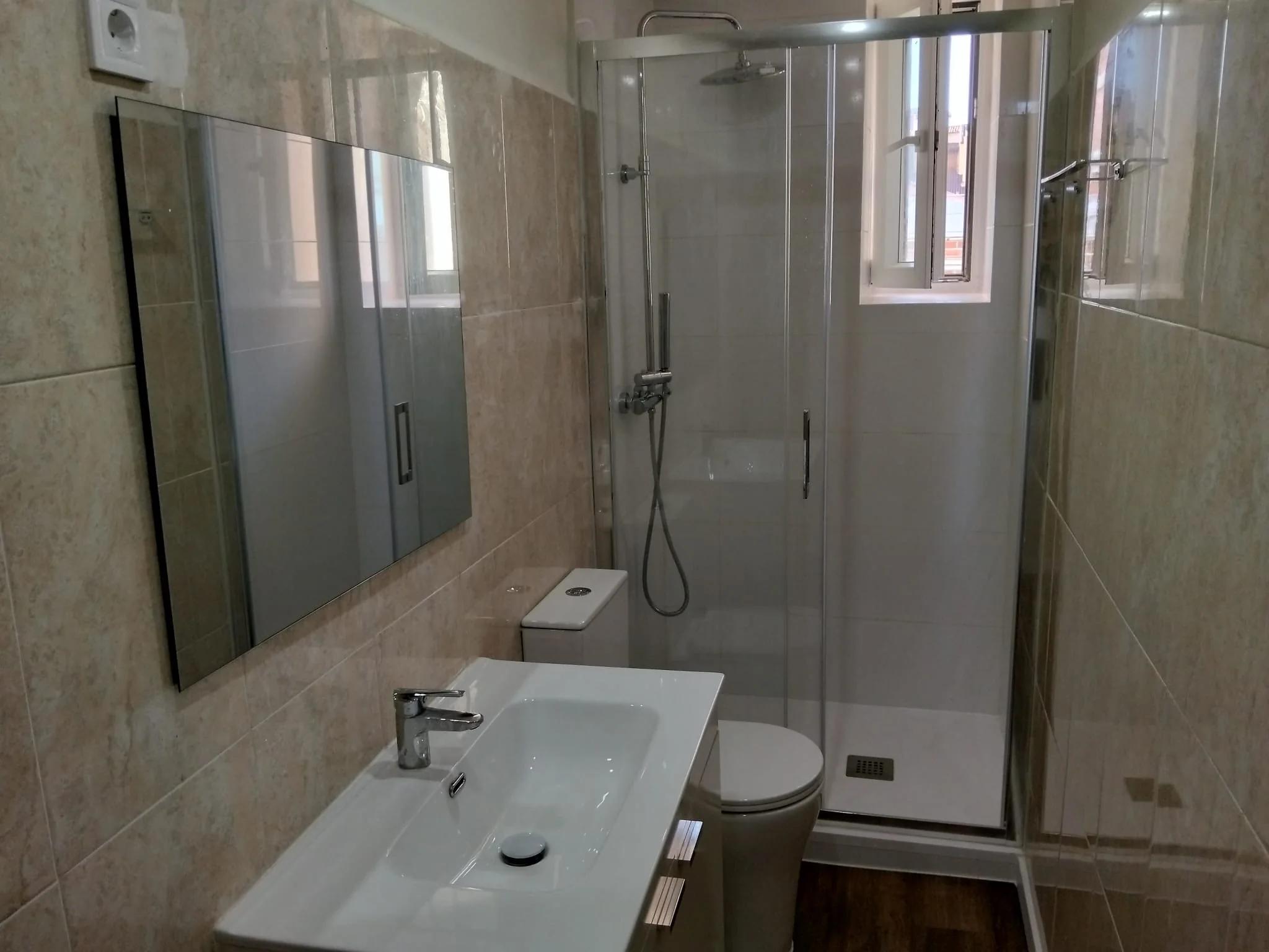 Baño compartido con lavabo y ducha en el apartamento del Colegio Mayor San Juan Evangelista