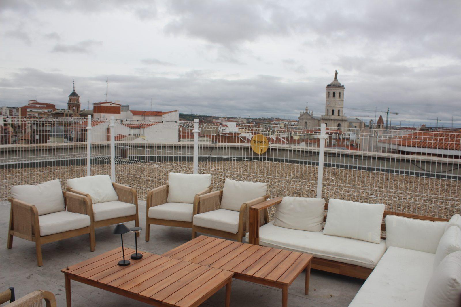 La terraza del Colegio Mayor frente a la catedral de Valladolid