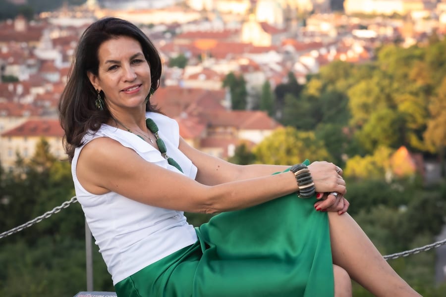 Karina Mazur s výhledem na Prahu