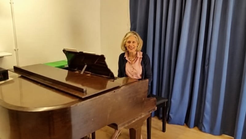 Anneke Freeland at the piano