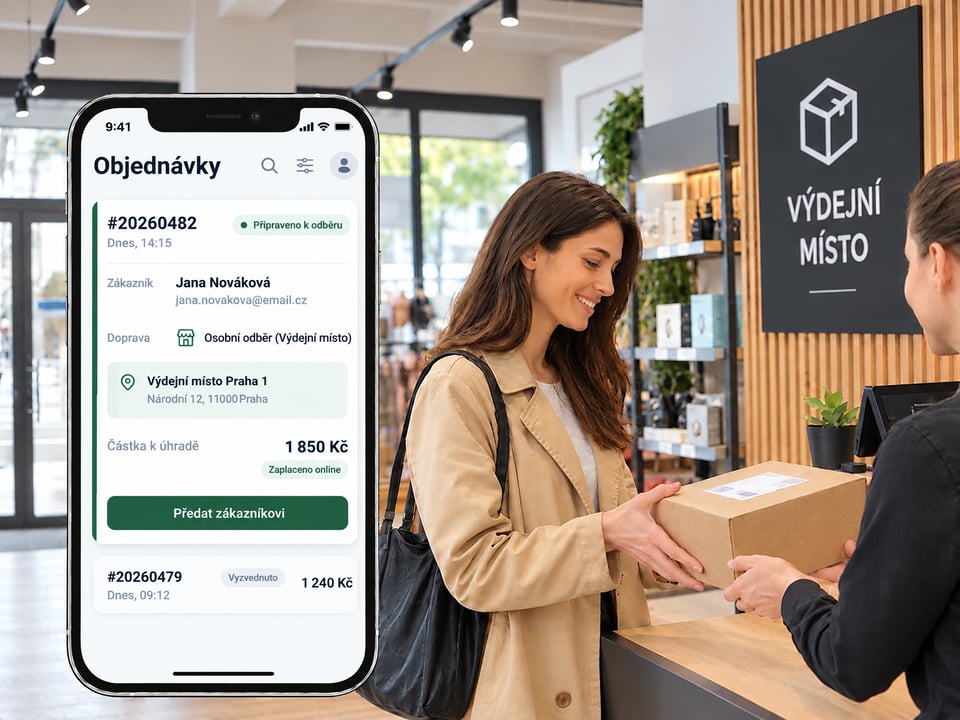 Zákaznice vyzvedává balíček v e-shopu