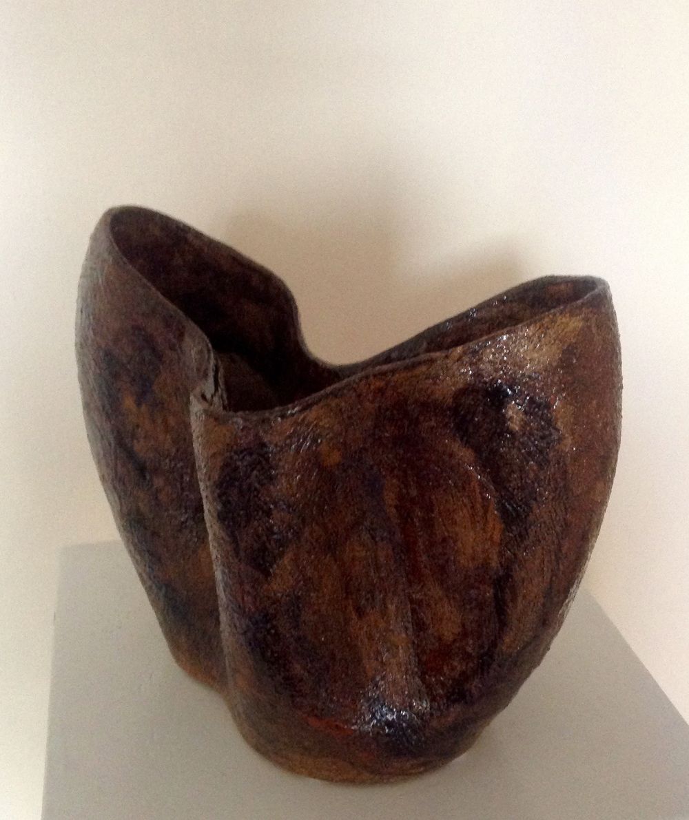 Organisk formet vase med brunlig glasur