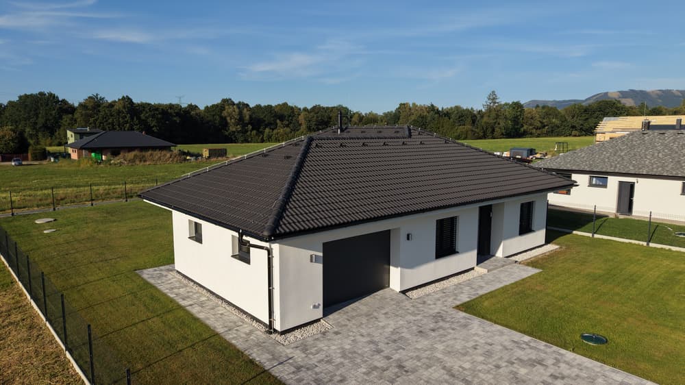Dům s garáží a zpevněnou plochou z dronu