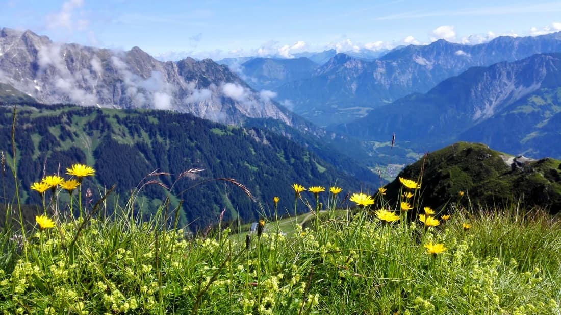 Wanderer im Montafon vor der Bergkulisse rund um Hotel Alpenfeuer