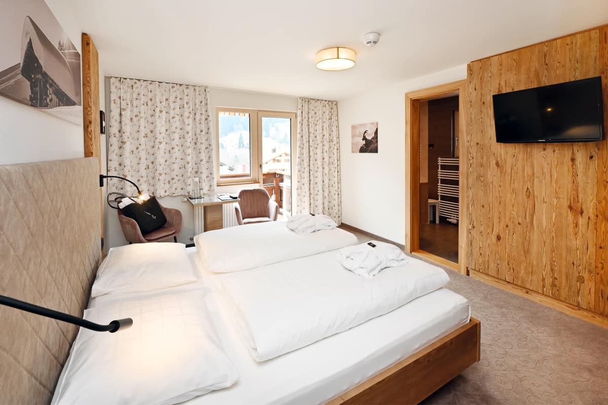 Alpenchic-Doppelzimmer im Stammhaus mit Balkon