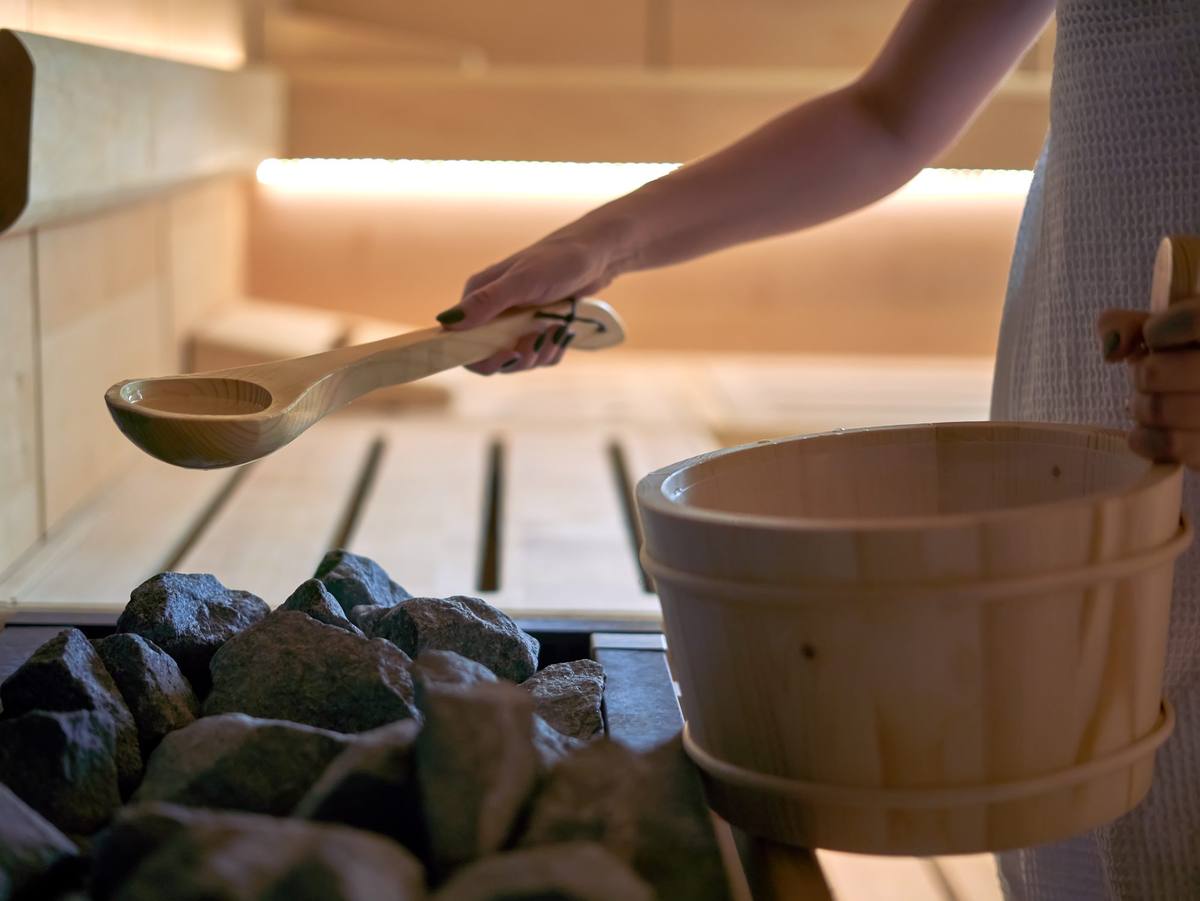 Holzkabine der Infrarotsauna im Wellnessbereich