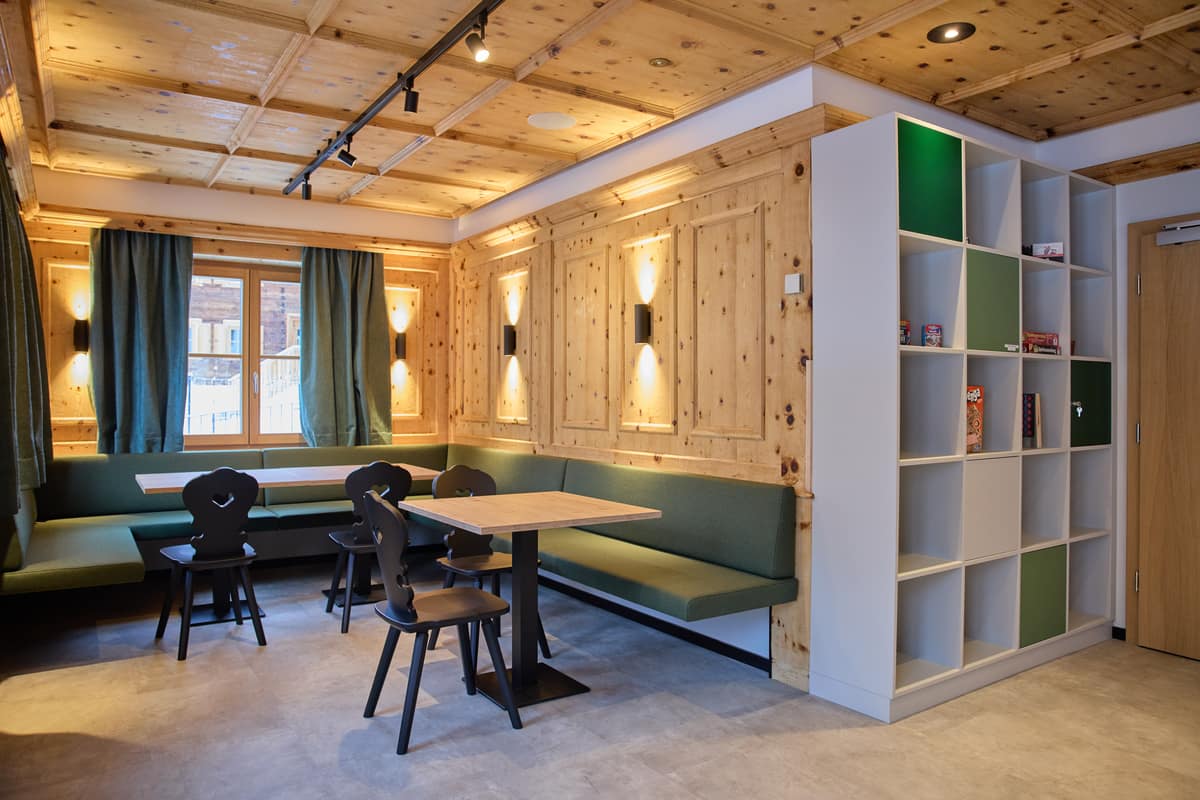 Kidsroom mit Kletternetz, Schaumblöcken und Spieltisch