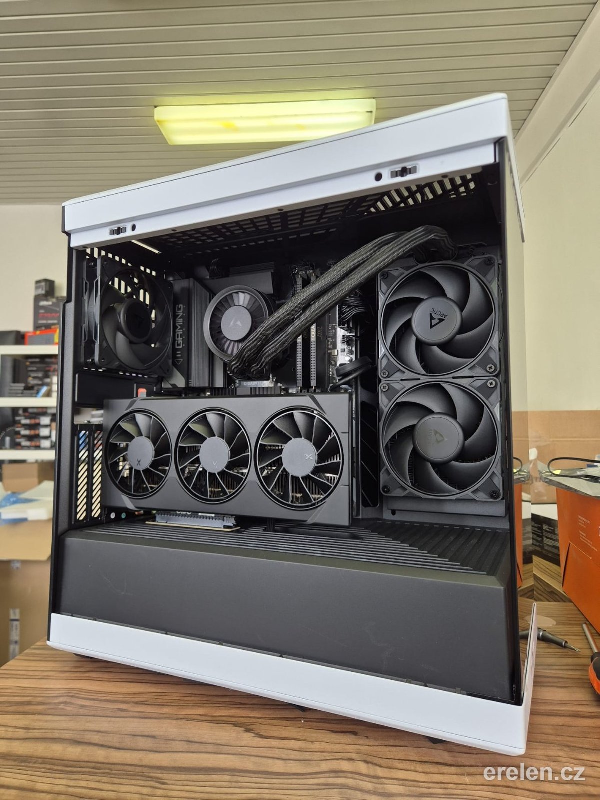 Designové herní PC - Intel I5-14400F / 9060 XT 16GB — Intel Core i5-14400F — XFX AMD Radeon RX 9060 XT OC 16GB — Erelen Olomouc — photo 1
