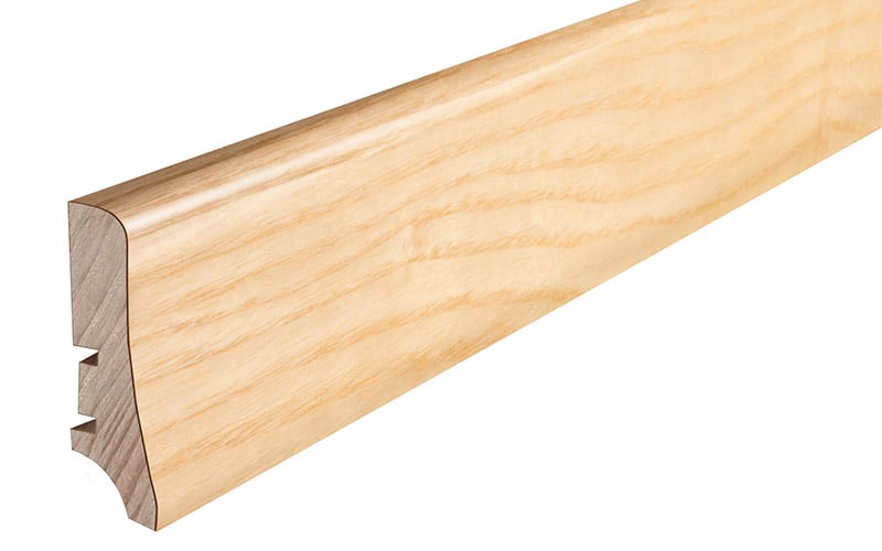 Podlahová soklová lišta dýhovaná, dýha jasan, lak standard, 2200 x 58 mm, profil P20, P2002011A